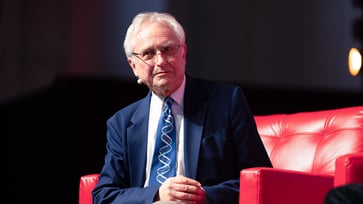 Richard Dawkins resigns from atheist foundation after it withdraws article on gender based on biology.