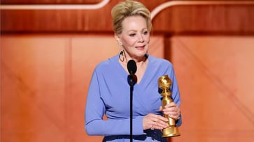 Jean Smart urges TV networks to forgo airing Hollywood award shows and instead donate the funds to fire relief efforts.