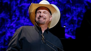 Garth Brooks renounced his status as the "biggest superstar" on Earth to raise his children in Oklahoma.