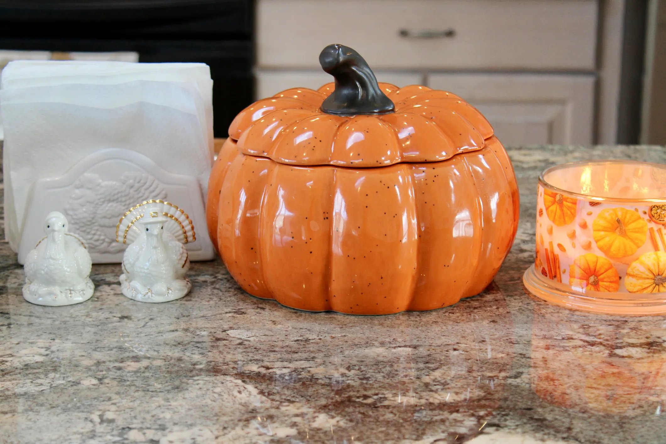 Transform your kitchen into a cozy autumn haven with festive pumpkin decorations.