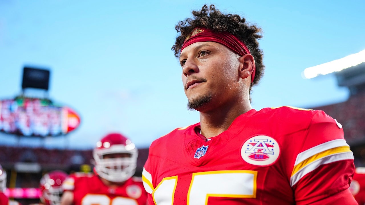 Patrick Mahomes receives support from Brett Favre on his stance regarding presidential endorsements during the ongoing controversy between Trump and Taylor Swift.