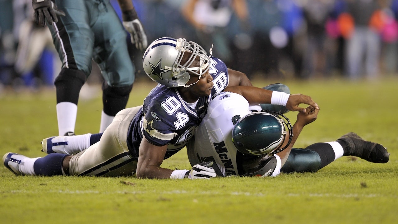 DeMarcus Ware, a legendary cowboy, claims that an Eagles fan injured his mother during a heated argument over a fan who insulted a woman.