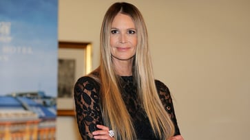 Despite facing criticism, Elle Macpherson stands up for holistic cancer treatment.