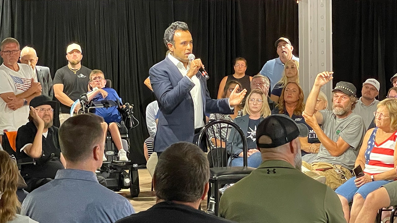 In Springfield, Ohio, Vivek Ramaswamy conducts a town hall meeting where residents express their worries about the growing number of migrants in the city.