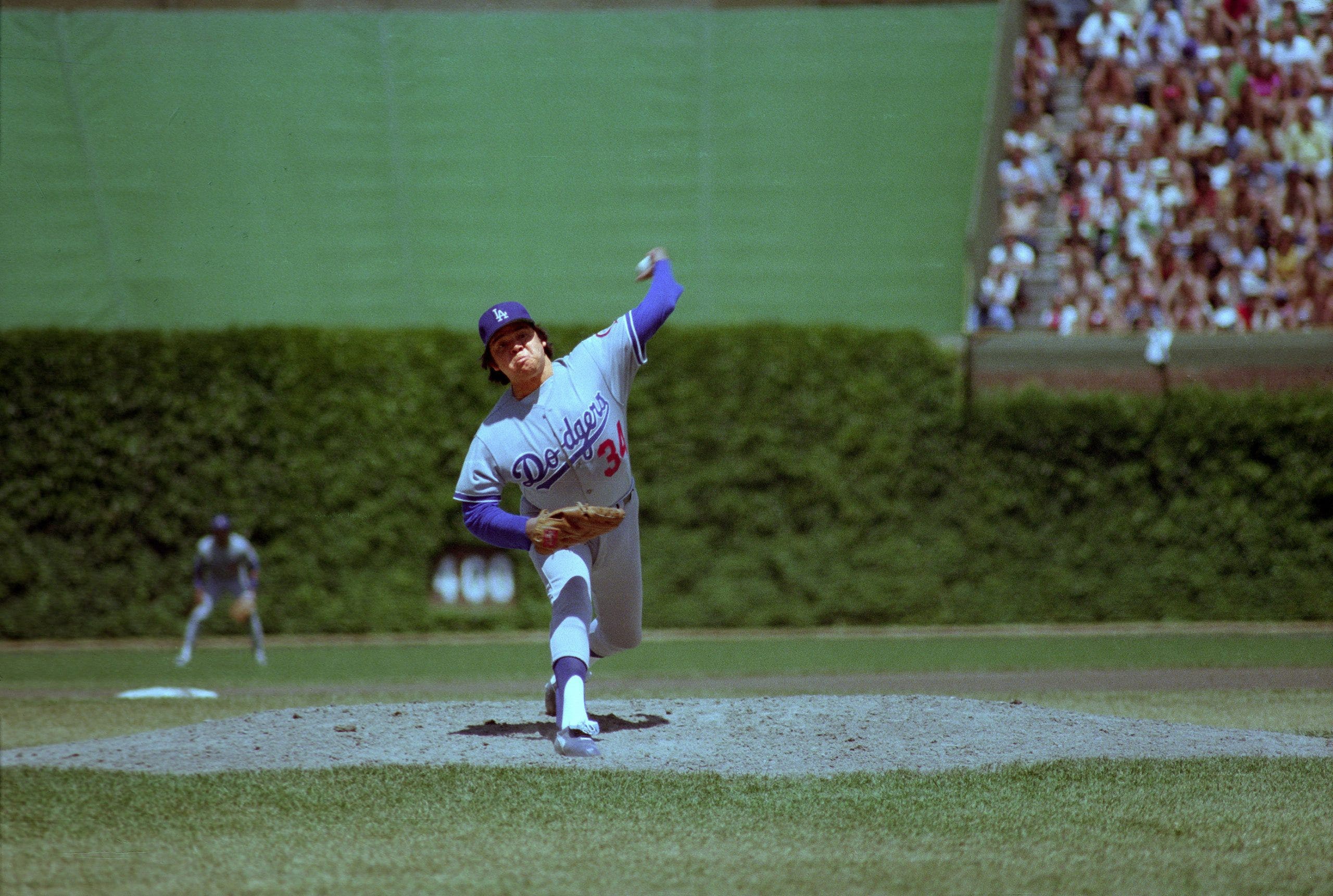 At 63 years old, Fernando Valenzuela, the renowned MLB pitching prodigy, passes away.