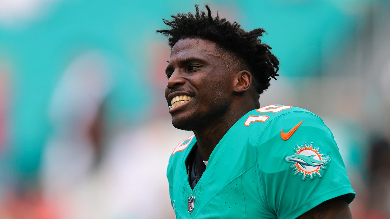 Dolphins' Tyreek Hill did not request a trade during meeting with team brass and GM, according to report.