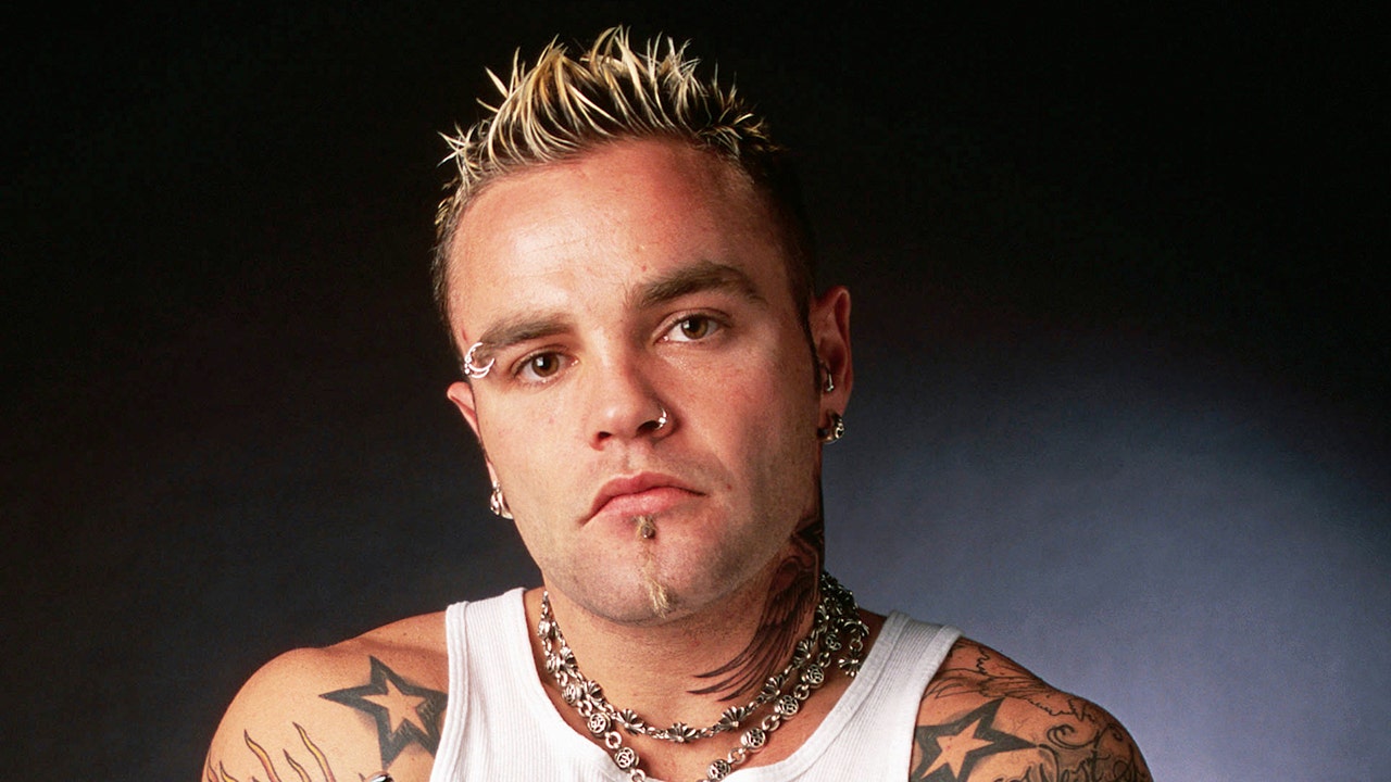 Shifty Shellshock, the frontman of Crazy Town, passed away due to an overdose and a broken heart, according to his manager.