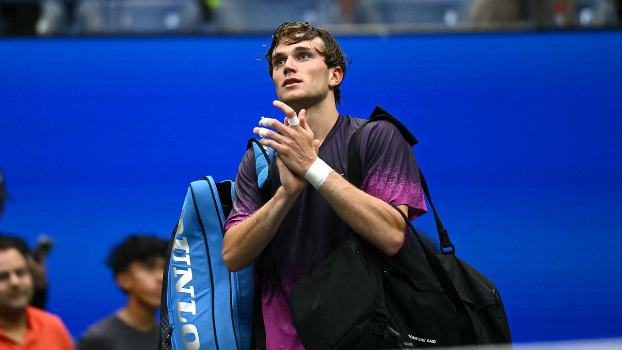 Jack Draper vomits during a dramatic US Open semifinal loss, allowing Jannik Sinner to advance.