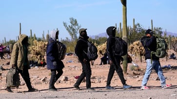 Arizona Senate approves bill authorizing local and state law enforcement to apprehend unlawful border crossings.