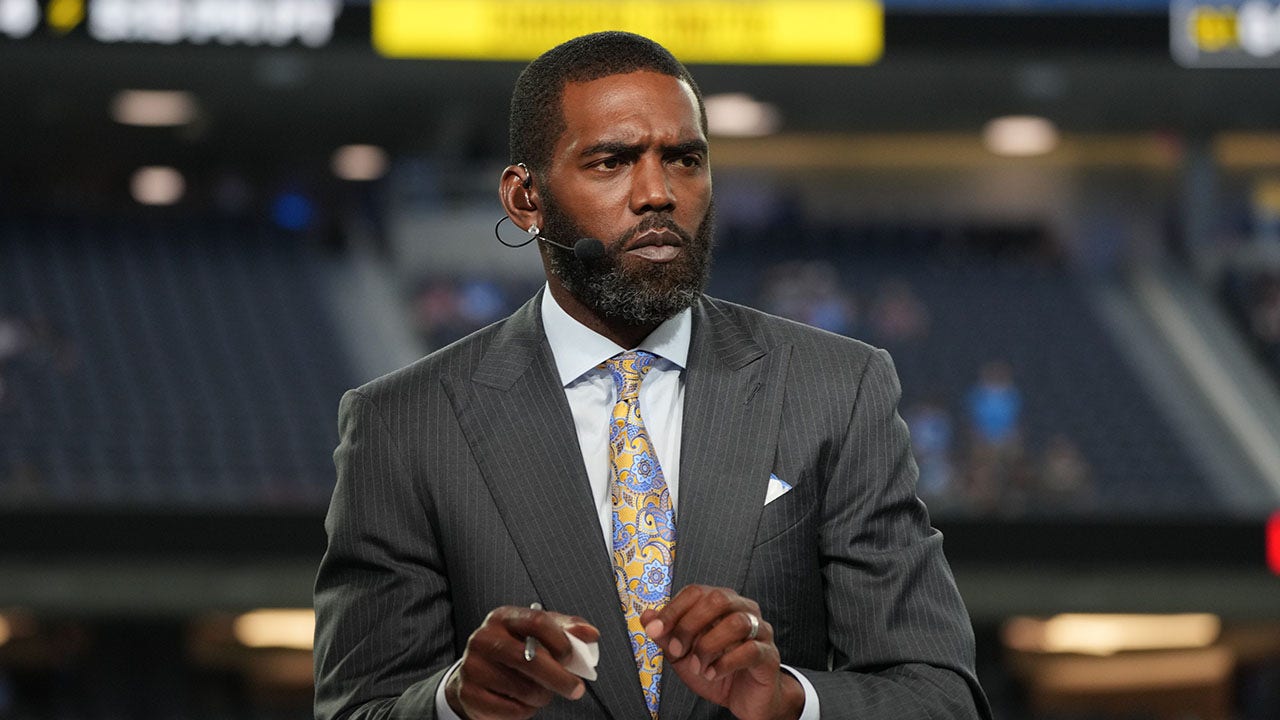 NFL legend Randy Moss receives support from the football community after announcing cancer diagnosis.