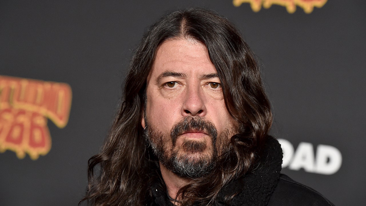 Dave Grohl should abandon the spotlight after his secret baby revelation and concentrate solely on being an expert.