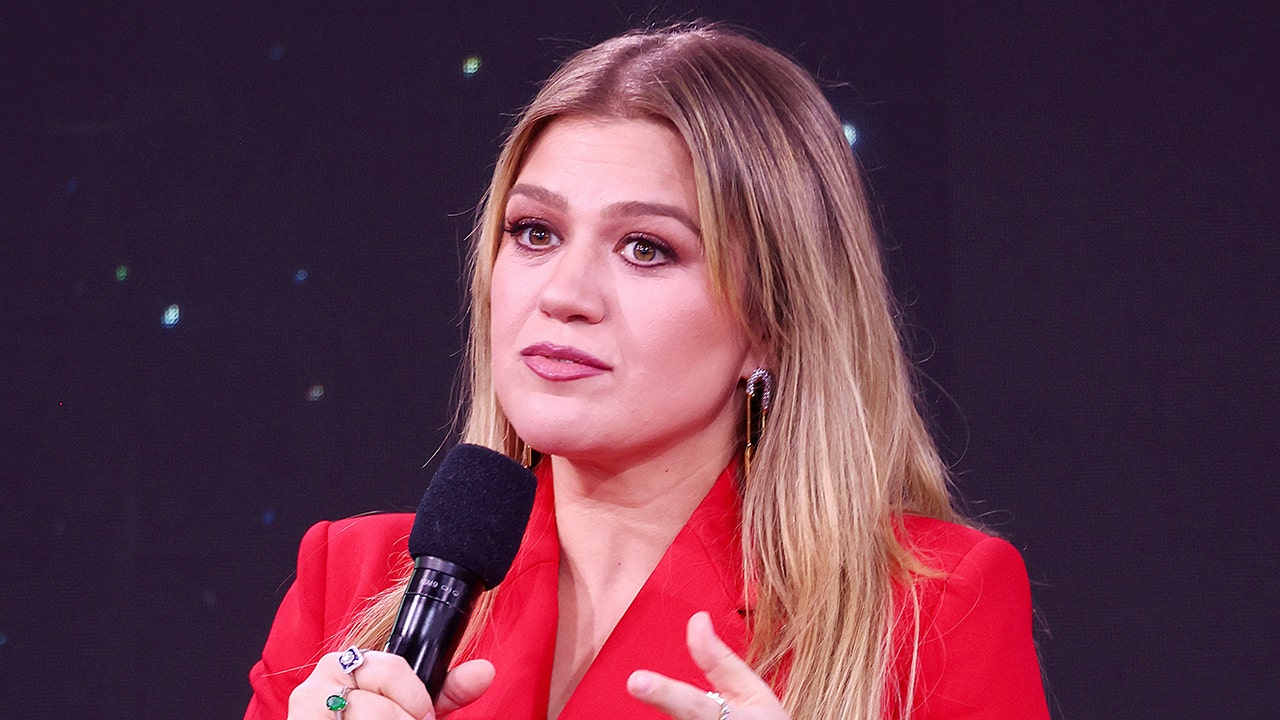 Kelly Clarkson admits that being vulnerable is easy except for one specific topic.