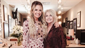 Carly Pearce reveals that her mother scolded her for using profanity during a confrontation with a heckler at a concert.