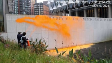 After Trump's reelection, climate activists paint the US embassy in London orange.