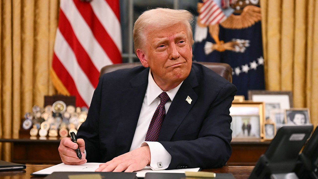 The Diet Coke button is returned to the White House Oval Office by Trump.