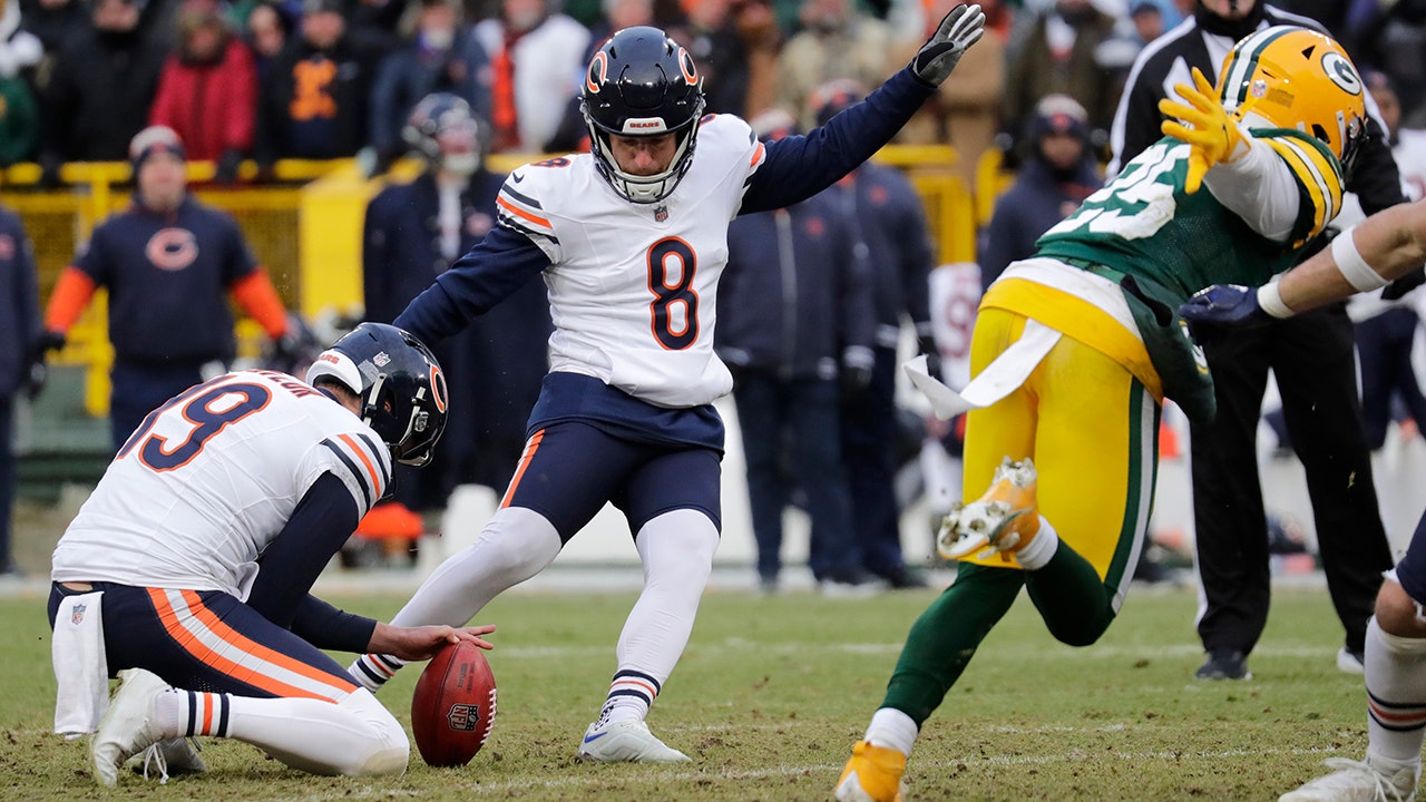 The Packers' losing streak ends as they lose their NFC playoff seeding after a game-winning field goal by the Bears.