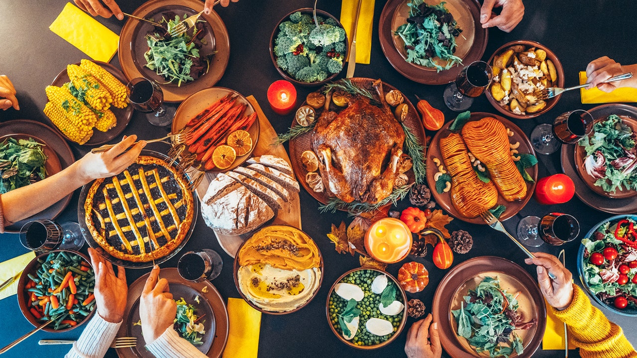 Nutritionists suggest the optimal time for Thanksgiving dinner to aid in digestion.