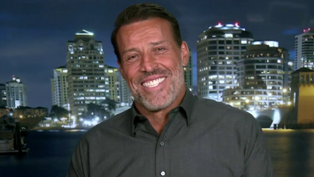 Tony Robbins encourages individuals to face 2024's challenges by 'conquering their fears'