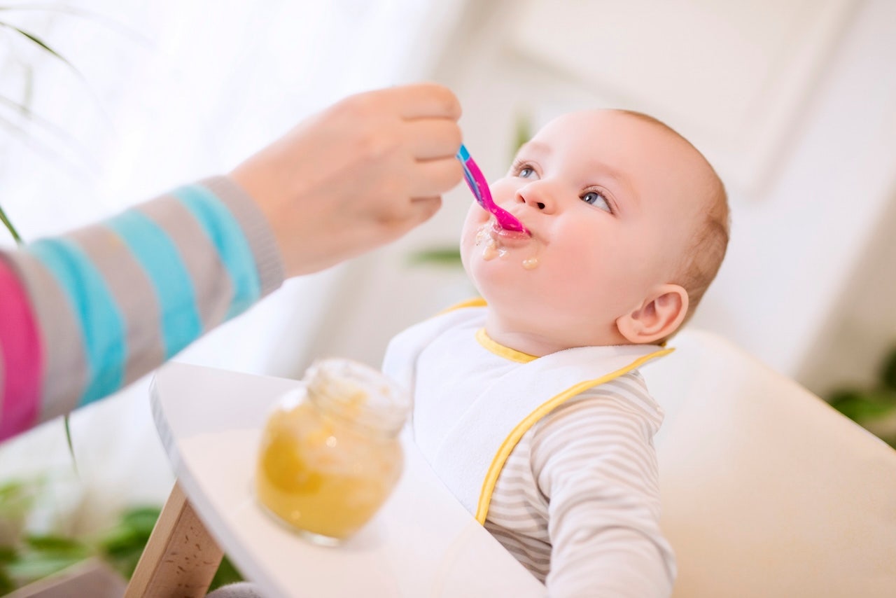 A study has found that many baby foods do not adhere to nutritional guidelines and often make "misleading claims."