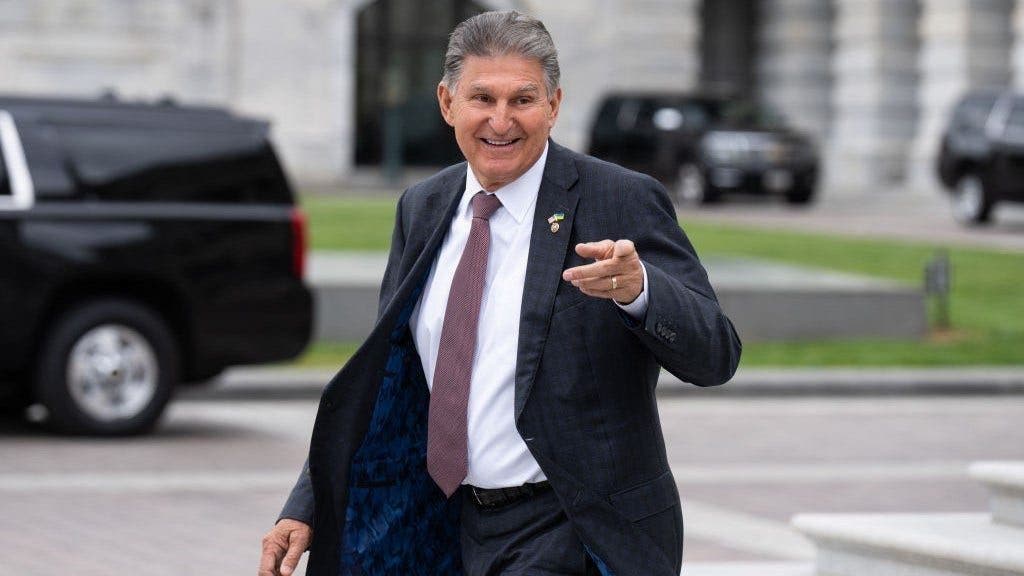 Biden's COVID advisors criticized by Manchin