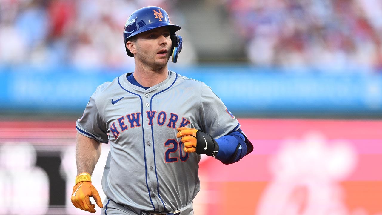 Pete Alonso, who remains unsigned in free agency, receives advice from Mets great David Wright.