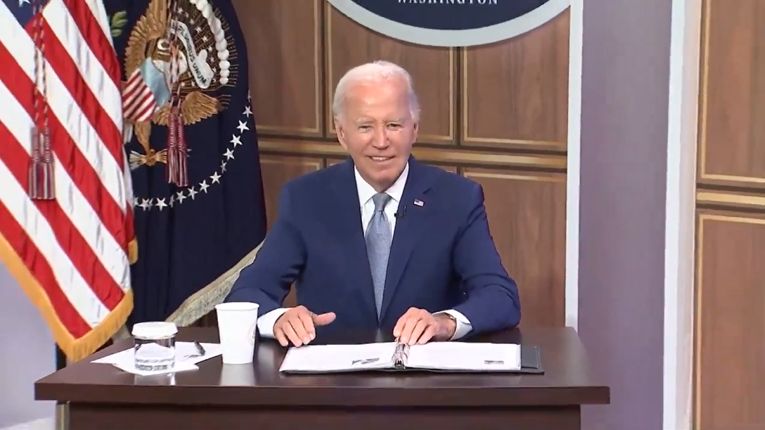 At a White House event, President Biden remained silent for a minute while ignoring the press's shouting of questions.