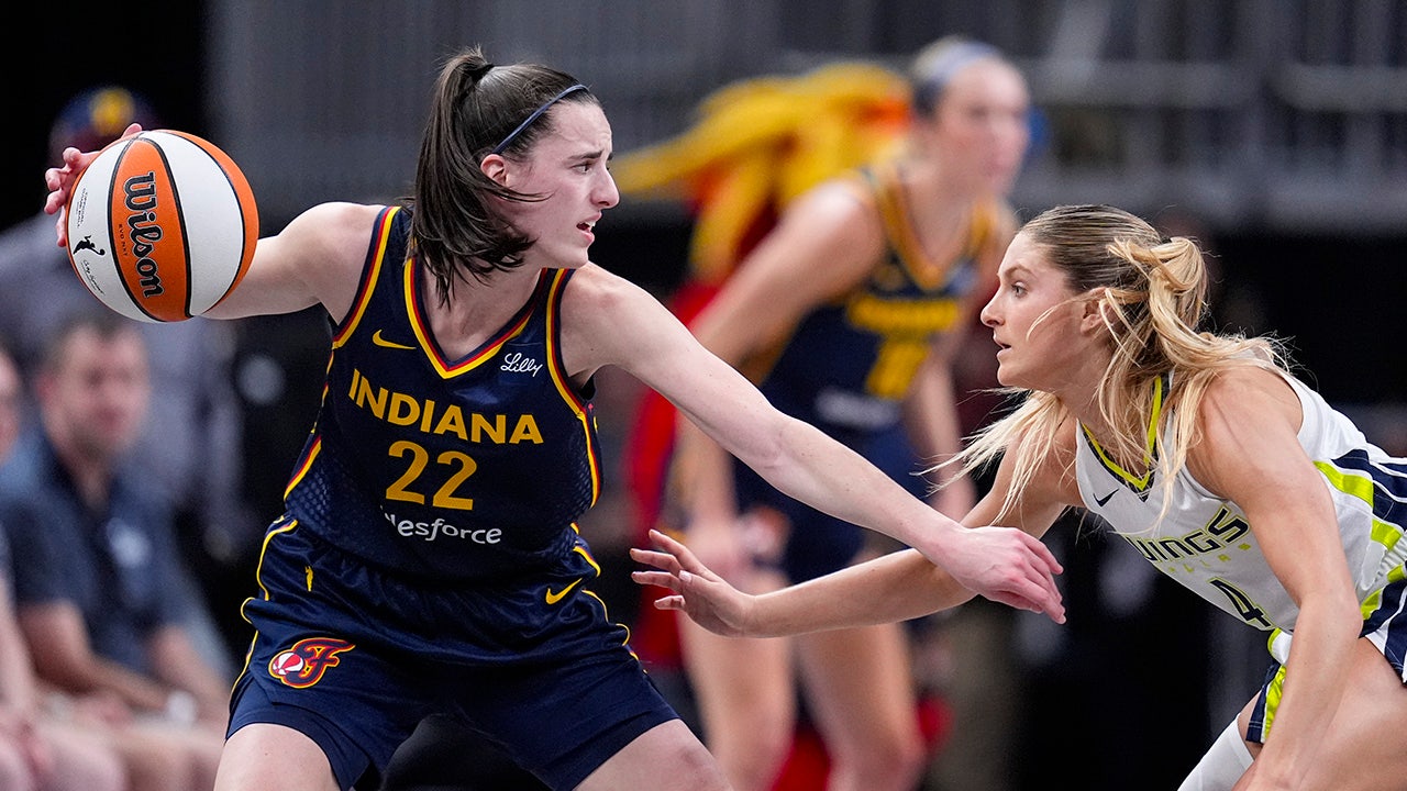 Caitlin Clark breaks WNBA rookie single-season scoring record with 35 points.