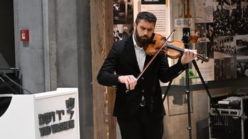 A Holocaust hero is honored by a Jewish soldier through the melody of his violin, as he recovers from war injuries.