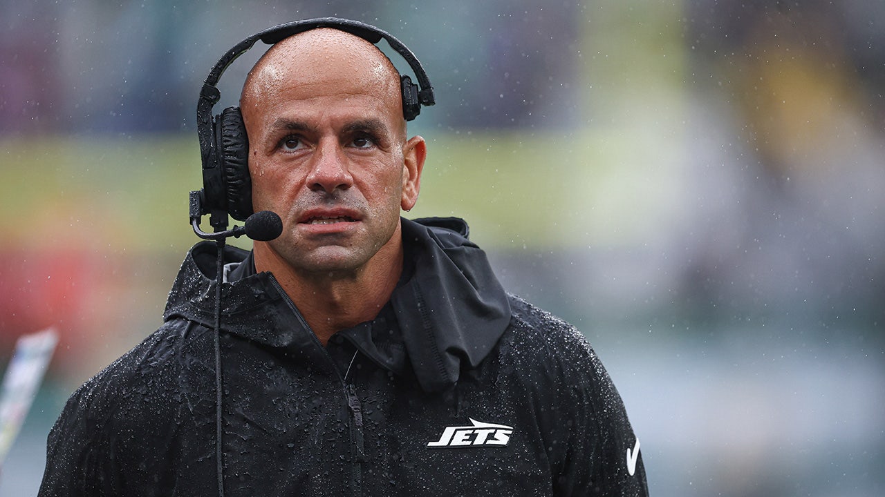 Report: Ex-Jets head coach Robert Saleh being considered by Cowboys after parting ways with Mike McCarthy.