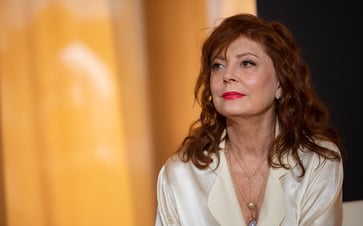 Susan Sarandon claims she's been blacklisted in Hollywood due to her anti-Jewish comments.