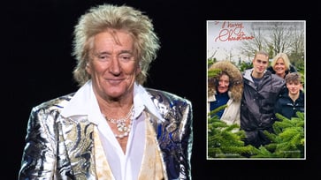 After announcing his farewell tour, a rare family photo of Rod Stewart surfaces.