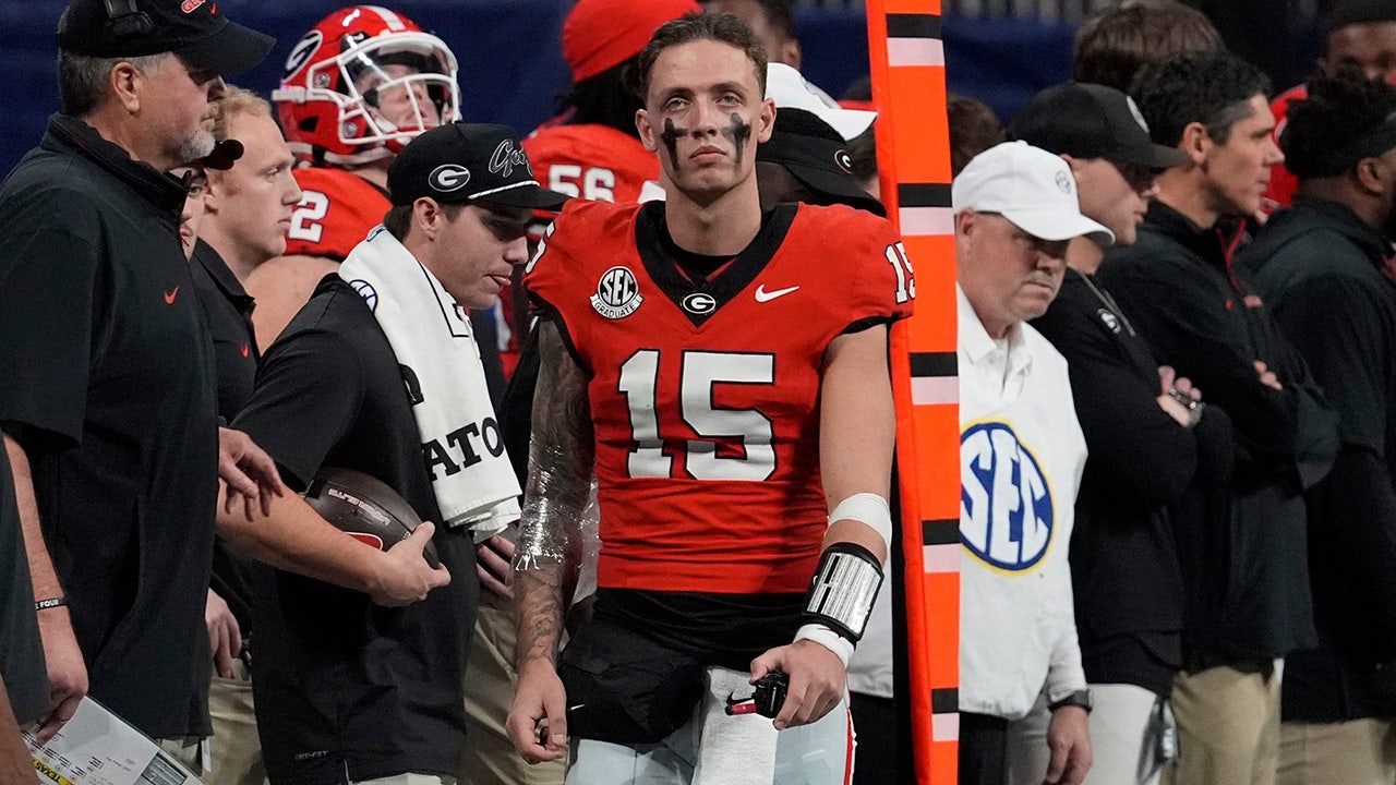 Carson Beck announces next school with succinct 2-word message after transferring from Georgia.