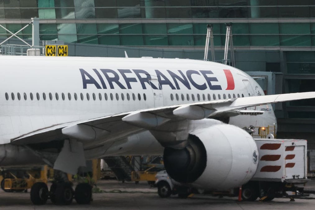 A woman from the United States passed away on a flight from Paris to Boston.