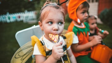 5 strategies to prevent children from consuming too much Halloween candy.