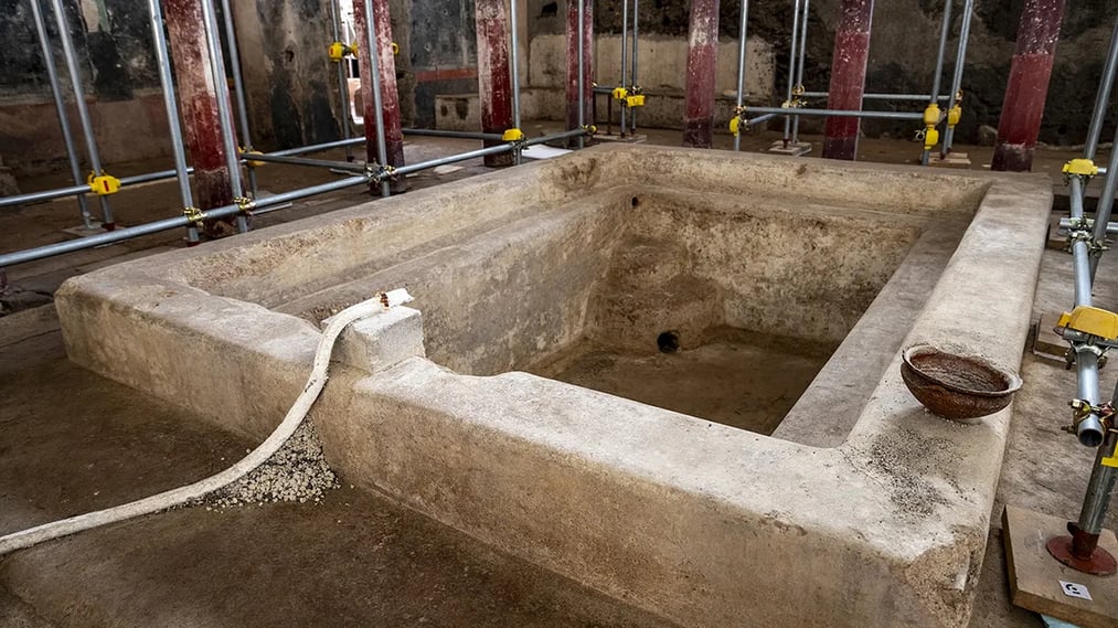 The discovery of a luxurious private bath complex in ancient Pompeii during an excavation has been made.