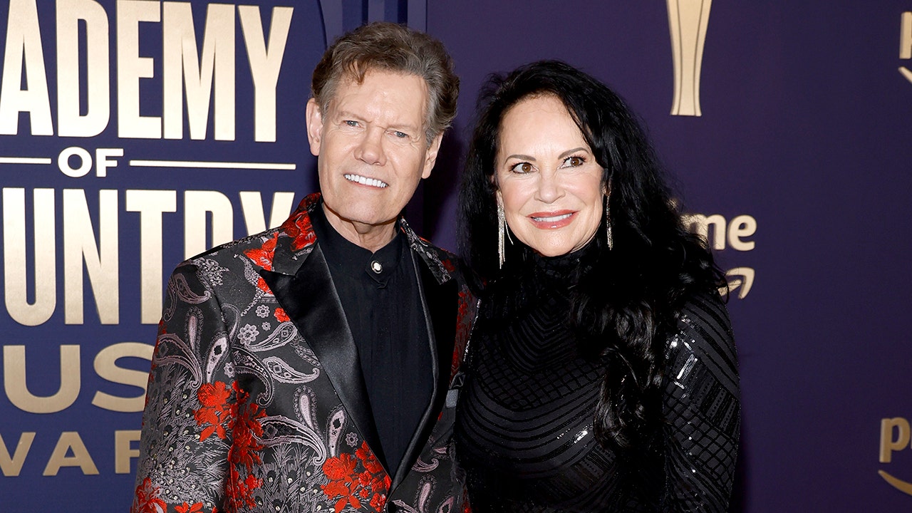 Randy Travis and his wife Mary express gratitude to AI for restoring his voice: "It's been miraculous."