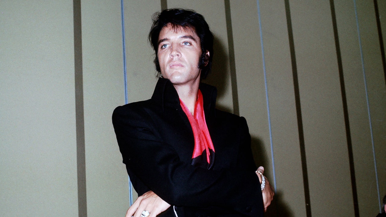 The King's 'presence' is felt by Elvis Presley's stepbrother in a Las Vegas hotel.