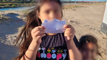 Authorities receive note from smugglers about two abandoned migrant girls at southern border.