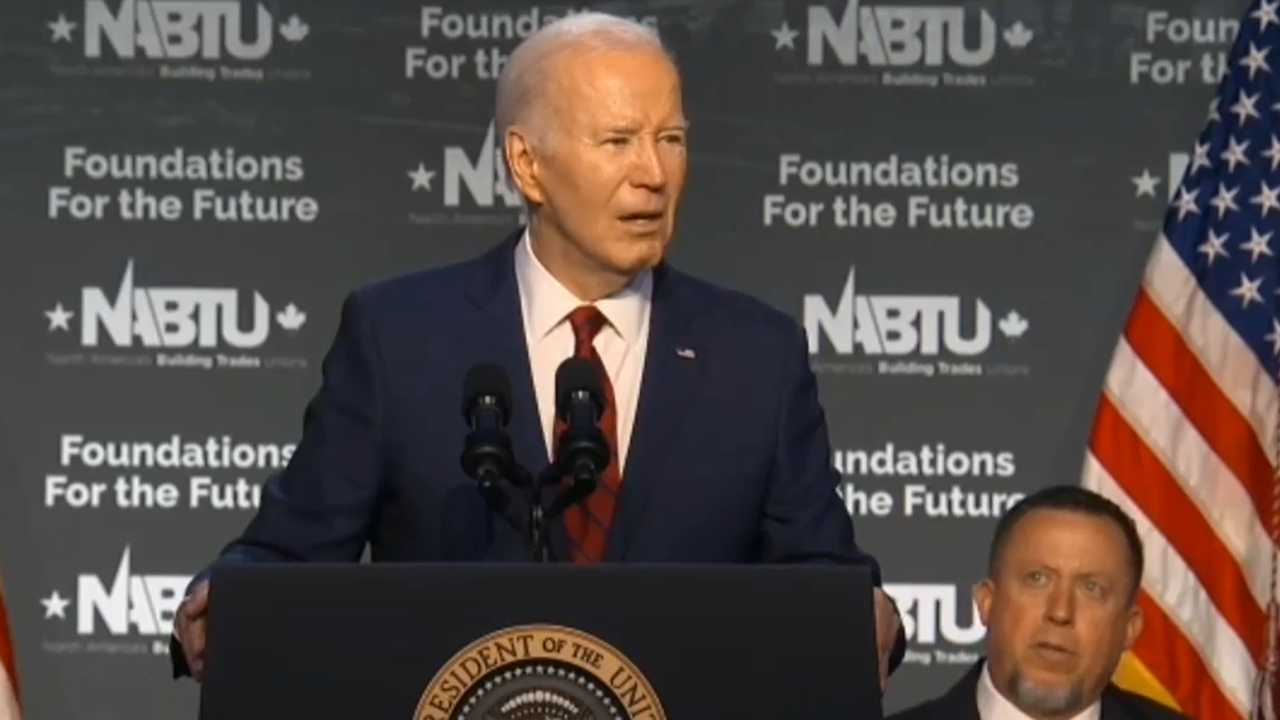 According to a report by the New York Times, it is alleged that Biden utilized teleprompters during small fundraisers held in private homes, causing concern among donors.