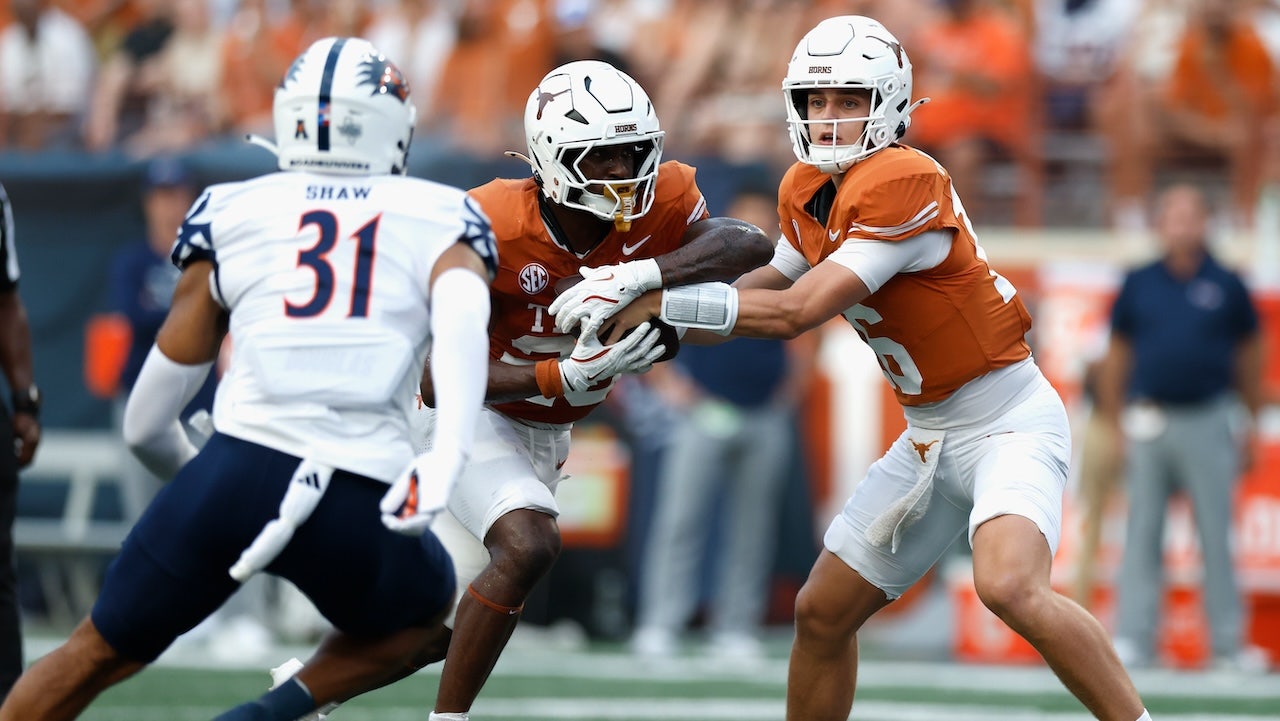 Texas starter injured, Arch Manning scores 2 touchdowns in 3 plays after coming off the bench.