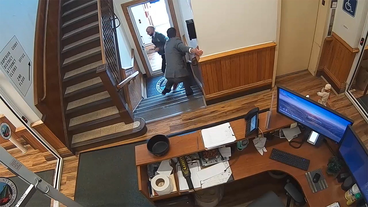 Video footage shows hero jurors preventing a handcuffed convict from escaping.