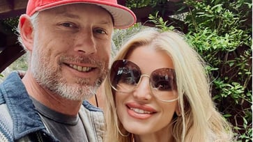 Cryptic post by Jessica Simpson fuels divorce speculation.