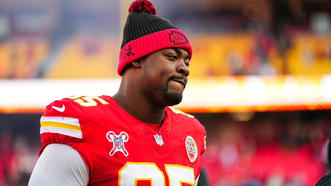 During the national anthem before the playoff game against the Texans, Chris Jones, the star player of the Kansas City Chiefs, shed tears.