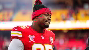 During the national anthem before the playoff game against the Texans, Chris Jones, the star player of the Kansas City Chiefs, shed tears.