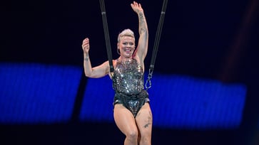 After injuring her knee during a concert, Pink perseveres with an aerial performance: "Flying without knees is possible"