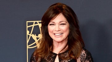 Valerie Bertinelli, 64, bares all in her latest daring move, showcasing her Hollywood rebellion.