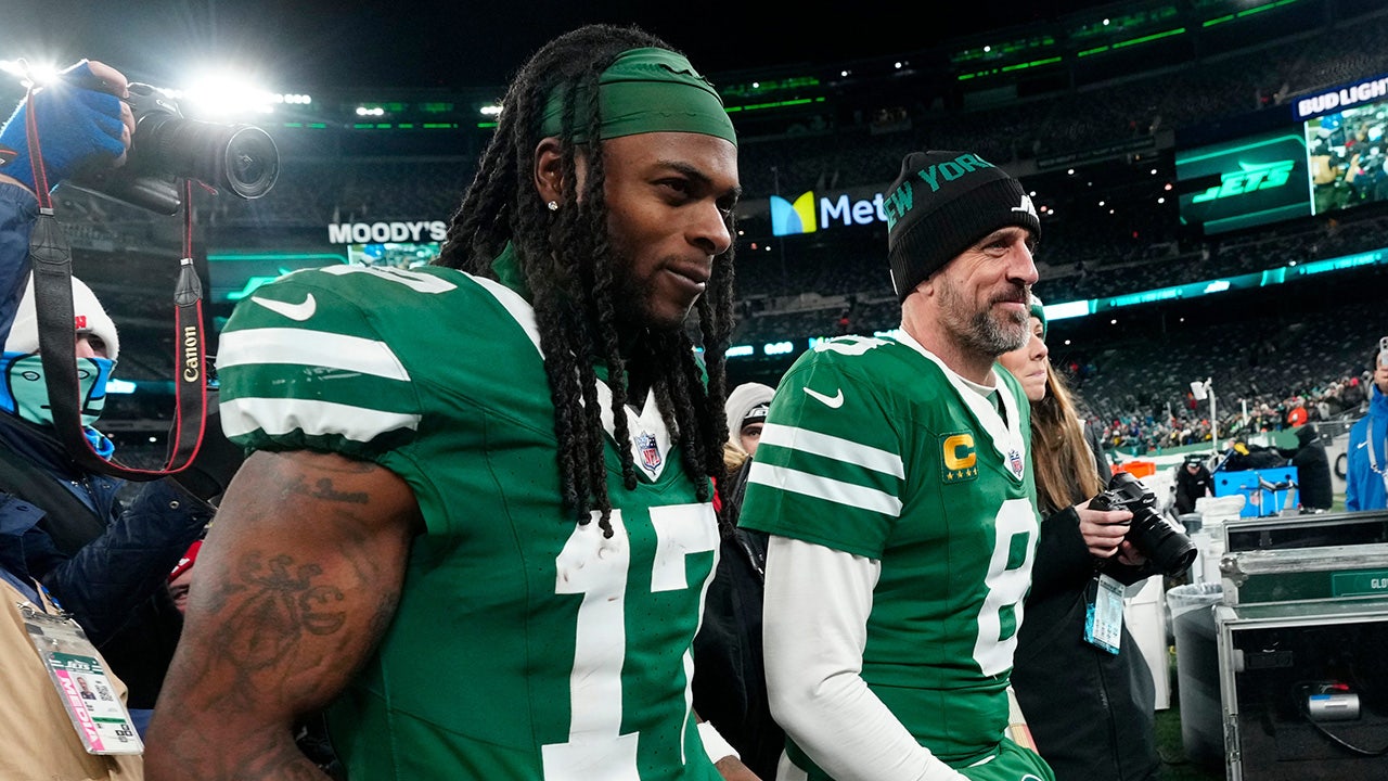 Jets' move disappoints Davante Adams, sparking Packers reunion rumors.