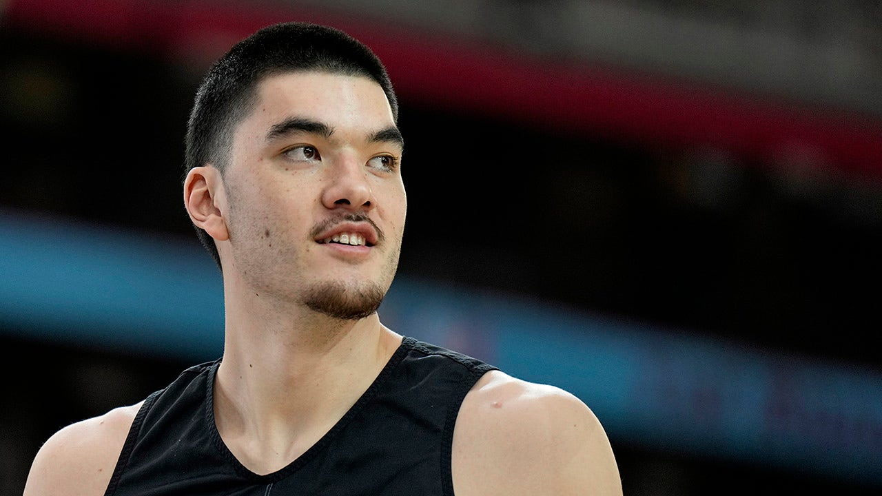 Purdue's Zach Edey expresses dissatisfaction with NIL rules for foreign players: "It needs to be altered."