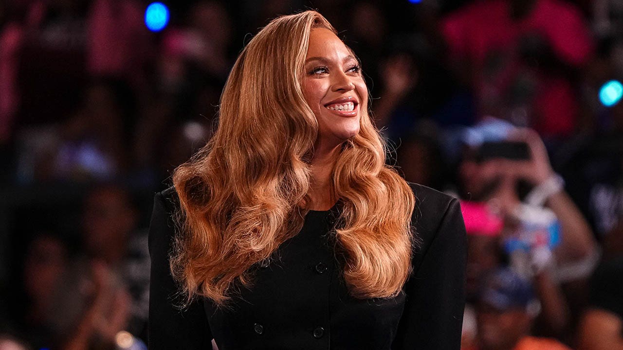 Report: NFL to Extend Halftime for Beyoncé's Christmas Day Performance