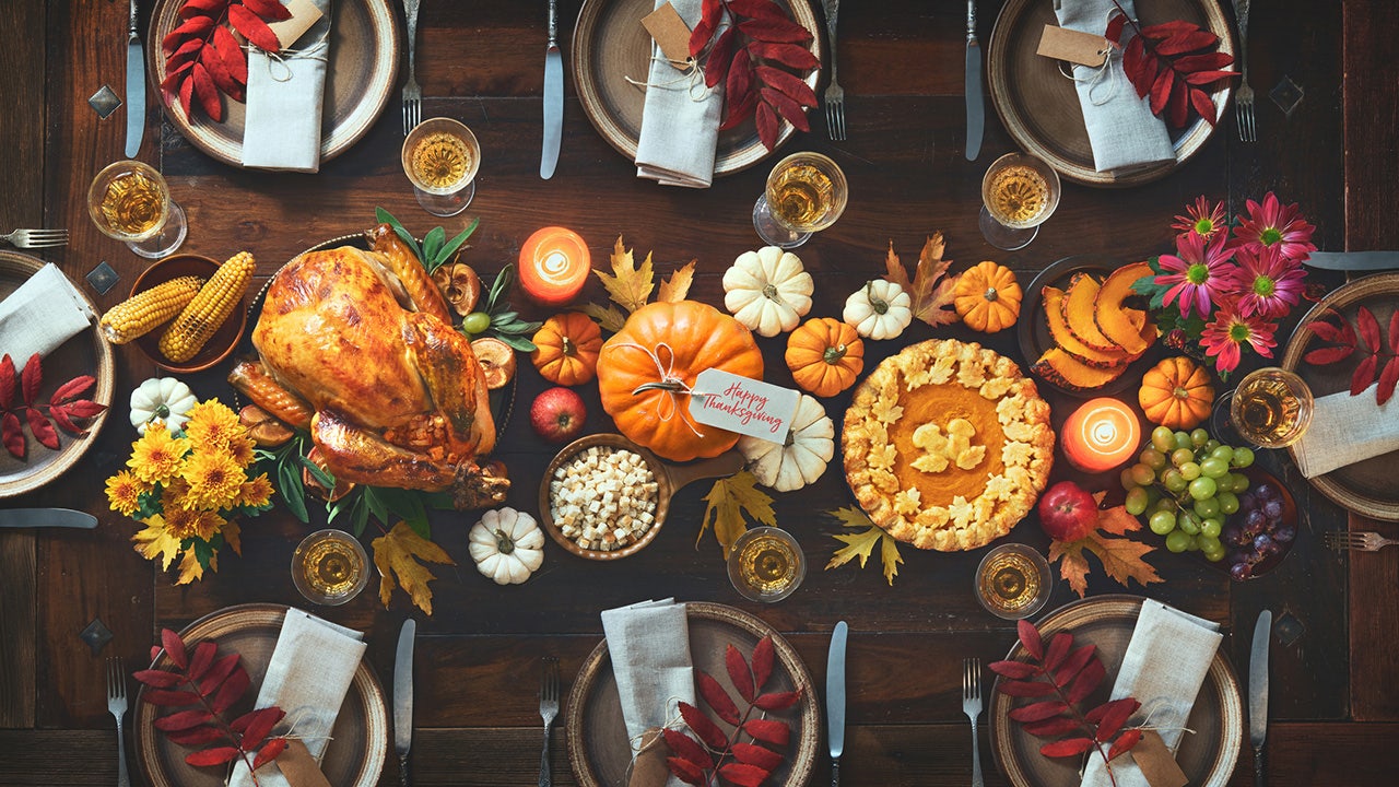 Create a stunning Thanksgiving table with these 9 must-haves.